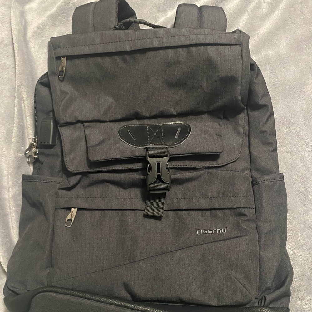 Tigernu backpack with charger NWT